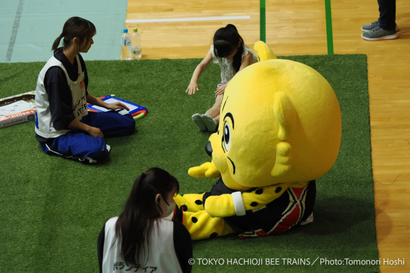 「東京八王子ビートレインズ」試合会場の子どもが遊べる芝エリア