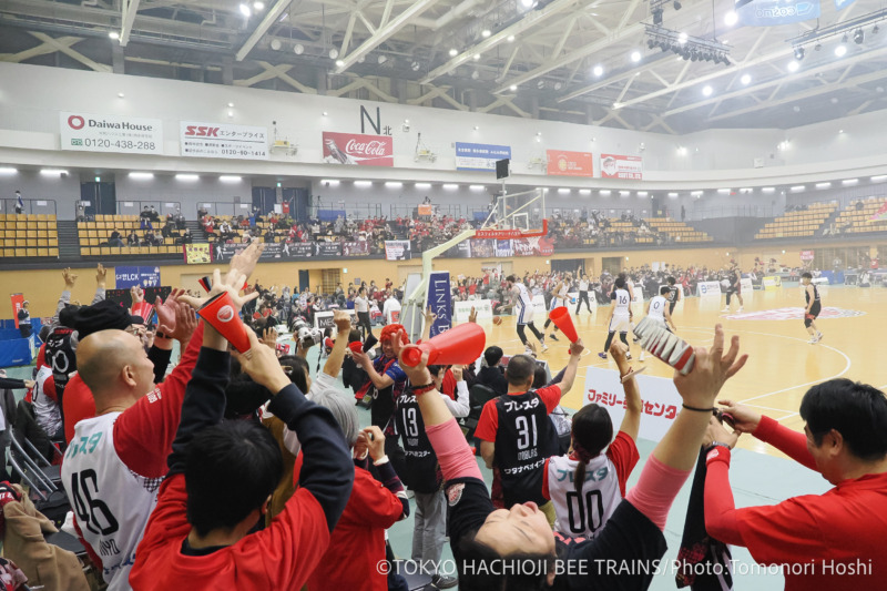 「東京八王子ビートレインズ」のブースターの応援風景