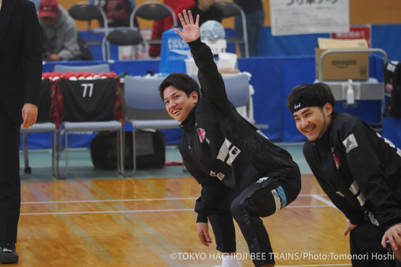 観客の声援に笑顔で応える「東京八王子ビートレインズ」の選手たち