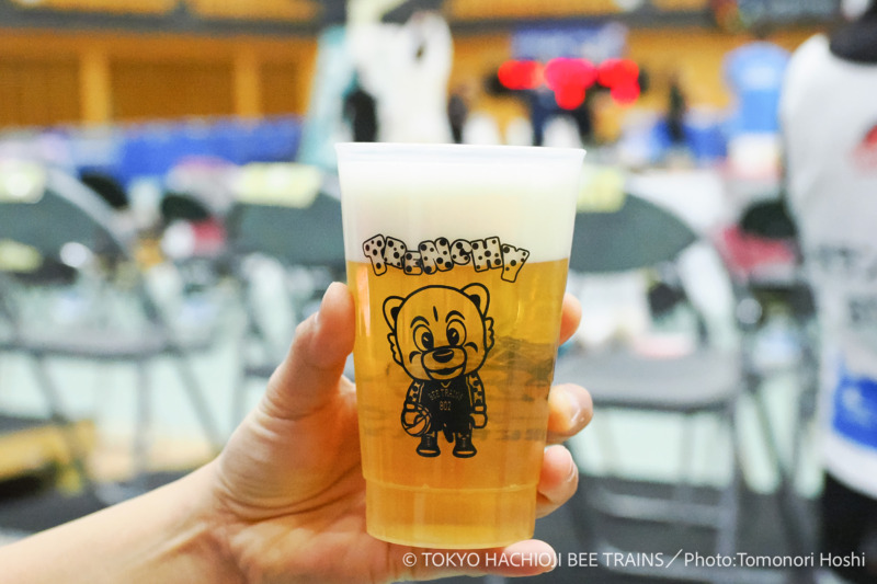 「東京八王子ビートレインズ」の試合会場で販売されている生ビール