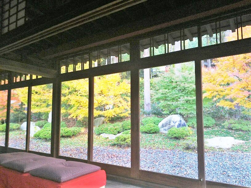 福井県美浜町にある若狭国吉城歴史資料館の書院座敷からみた庭園の写真