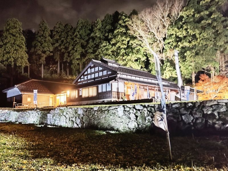 福井県美浜町にある若狭国吉城歴史資料館のライトアップ写真