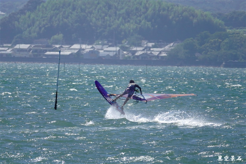 ウインドサーフィンのフリースタイル競技を行う山本さん